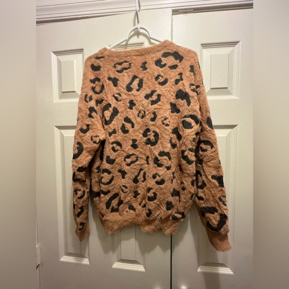 Simply Southern Women’s Fuzzy Leopard Print Crewneck Sweater Size XL Pullover - Picture 4 of 6